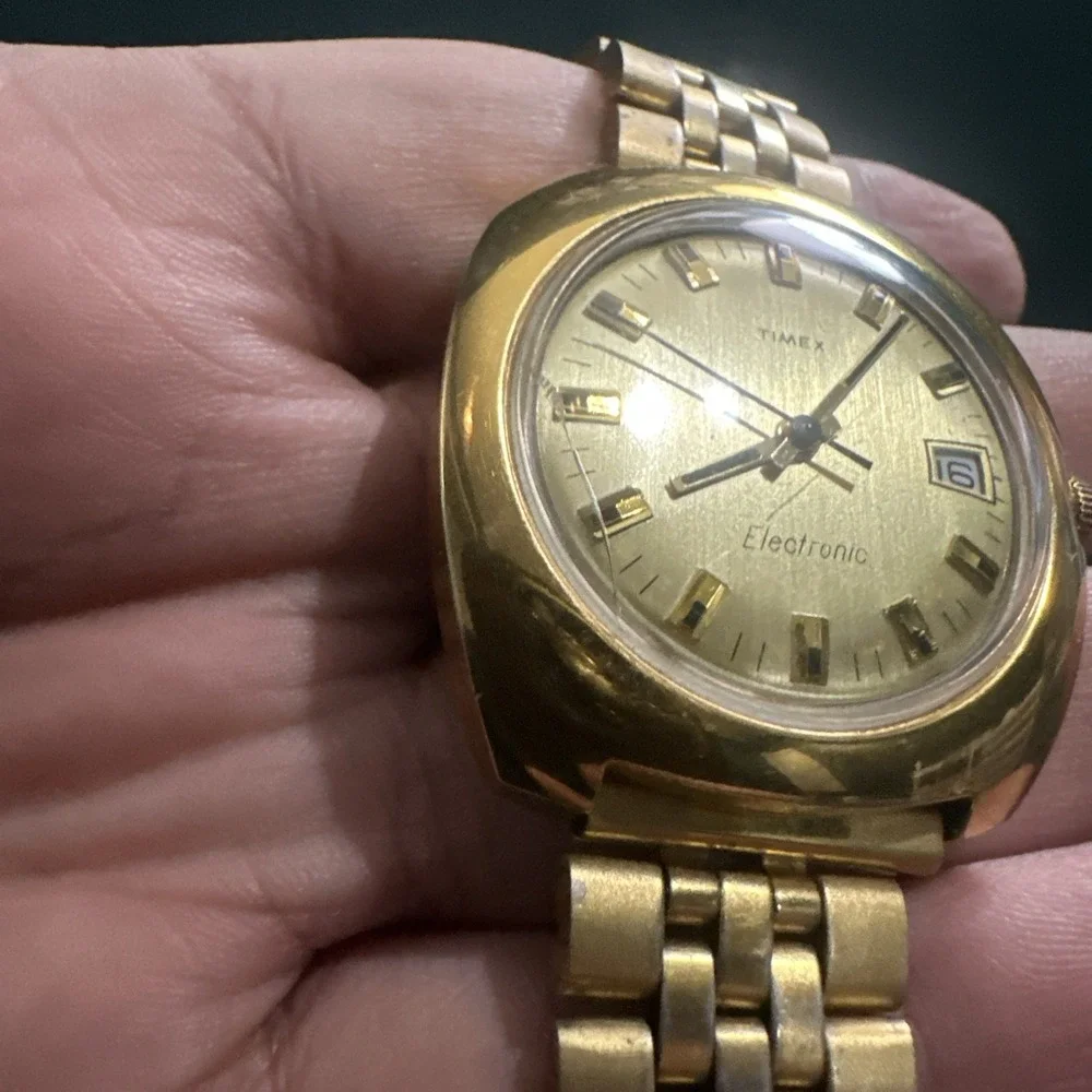 Works Vintage 1970's Timex Electric Mens Watch Quartz Gold Tone 38mm Cushion 7.5